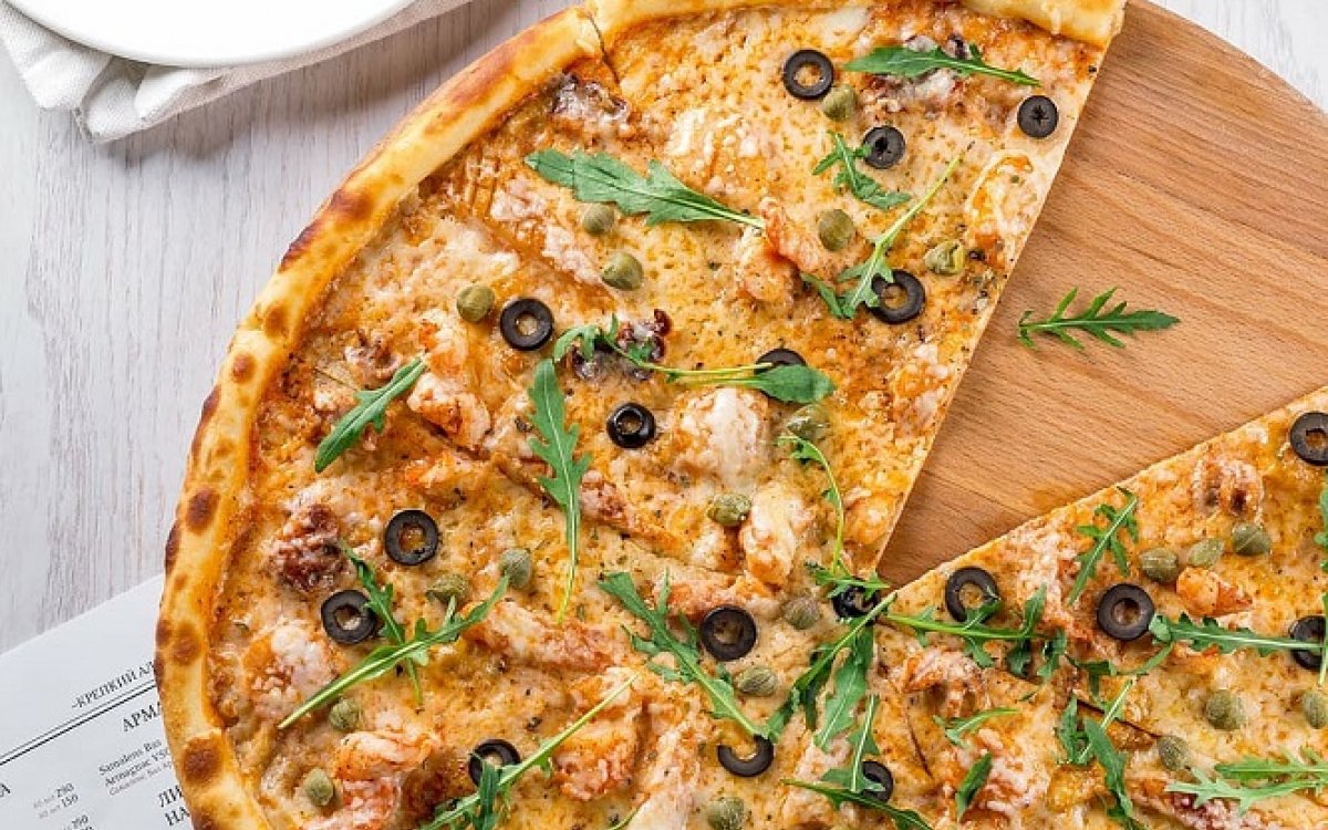 Tuna pizza with black olives